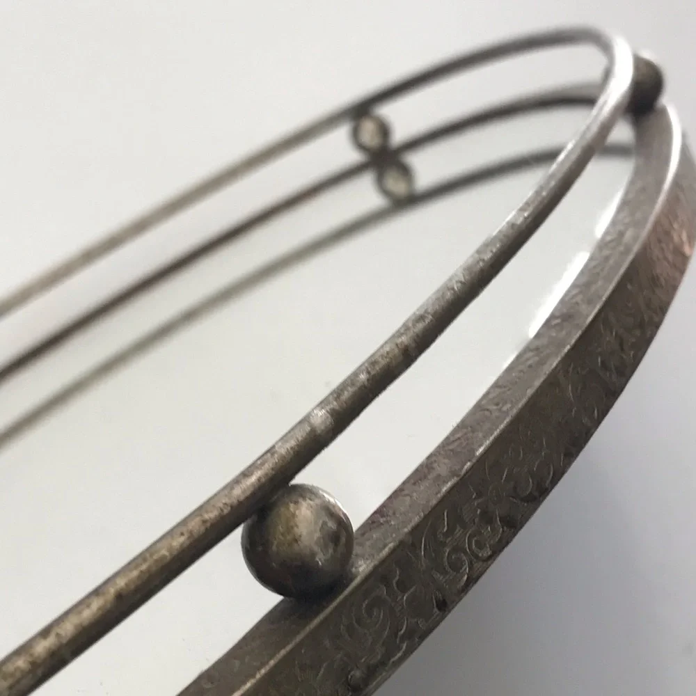 Vintage chic oval